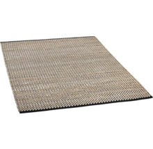 Koberec z prírodných vlákien s geometrickým vzorom a okrajom