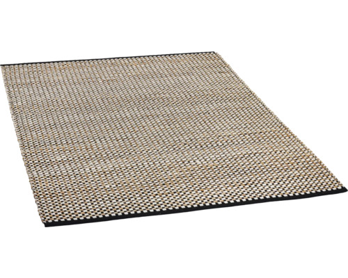 Koberec z prírodných vlákien s geometrickým vzorom a okrajom