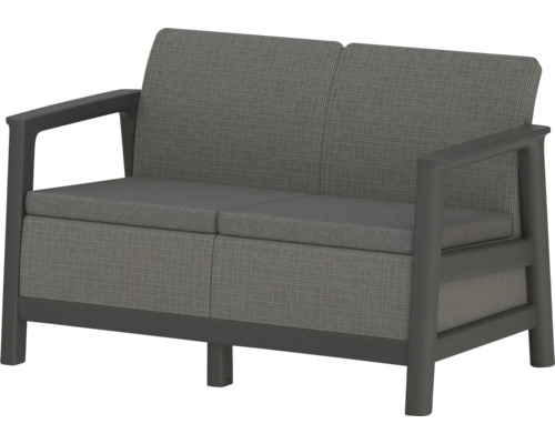 Dvojmiestna záhradná pohovka s podrúčkami a sivým čalúnením.