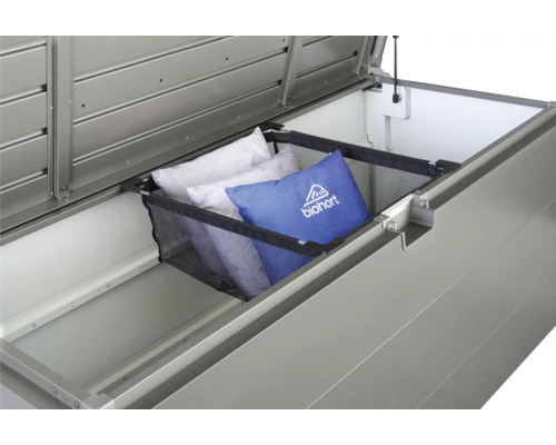 Otvorený úložný box s košom na vankúše a vankúšmi