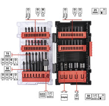 Sada bitov s rôznymi skrutkovacími bitmi a adaptérmi v priehľadnom kufríku