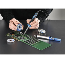 Osoba spájkuje dosku plošných spojov pomocou spájkovačky, spájkovacieho drôtu a odsávačky cínu.