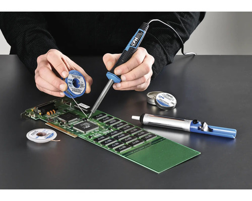 Osoba spájkuje dosku plošných spojov pomocou spájkovačky, spájkovacieho drôtu a odsávačky cínu.