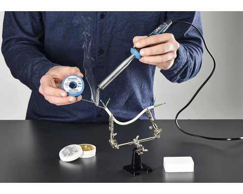 Spájkovanie drôtov pomocou spájkovačky, spájkovacieho cínu a taviva