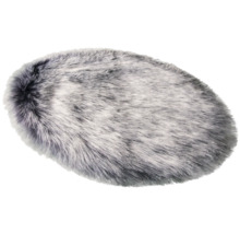 Oválny koberec s kožušinovým vzhľadom