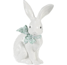 Dekoratívny biely zajac s mašľou ako veľkonočná dekorácia