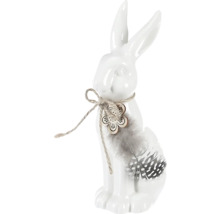 Dekoratívny keramický veľkonočný zajačik s pierkom a dreveným prvkom