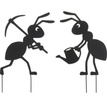 Dve záhradné dekorácie v tvare mravcov, jedna s krompáčom, druhá s krhlou.