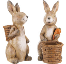 Dve figúrky zajačikov s košíkom a mrkvou ako veľkonočná dekorácia