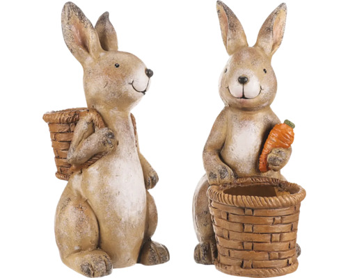 Dve figúrky zajačikov s košíkom a mrkvou ako veľkonočná dekorácia