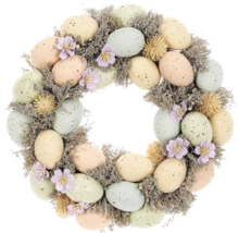 Dekoratívny veniec na dvere s veľkonočnými vajíčkami a kvetmi na veľkonočnú dekoráciu