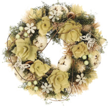 Dekoratívny veniec s kvetmi, veľkonočnými vajíčkami a motýľmi