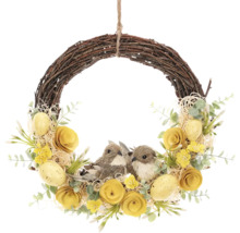 Dekoratívny veniec na dvere s vtáčikmi, kvetmi a veľkonočnými vajíčkami ako veľkonočná dekorácia