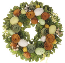 Dekoratívny veľkonočný veniec s vajíčkami, kvetmi a motýľmi.