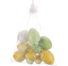 Veľkonočné vajíčka rôznych farieb vo vrecku