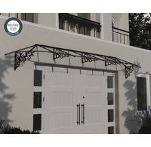 Klasická vchodová strieška s ozdobnými kovovými podperami nad bielymi dvojkrídlovými dverami na svetlej fasáde. Registrovaný dizajn.