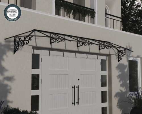 Klasická vchodová strieška s ozdobnými kovovými podperami nad bielymi dvojkrídlovými dverami na svetlej fasáde. Registrovaný dizajn.