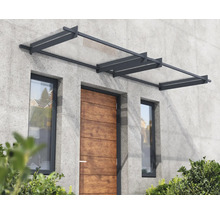 Moderná vchodová strieška zo skla s tmavým kovovým rámom nad drevenými dverami s bočnými oknami.