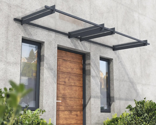Moderná vchodová strieška zo skla s tmavým kovovým rámom nad drevenými dverami s bočnými oknami.