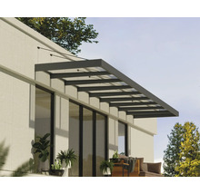 Moderná terasová strecha z hliníka a skla na svetlej stene domu nad zariadenou terasou.