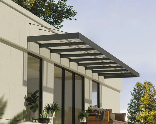 Moderná terasová strecha z hliníka a skla na svetlej stene domu nad zariadenou terasou.