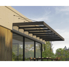 Moderné zastrešenie terasy zo skla a tmavého kovu namontované na stenu domu s dreveným obkladom nad vonkajším posedením.