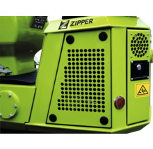 Detailný pohľad na pracovný stroj Zipper s vetracími mriežkami a varovaním