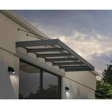 Moderná strieška nad dvere zo skla a sivého kovu s tiahlami namontovaná na bielej fasáde nad oknom.