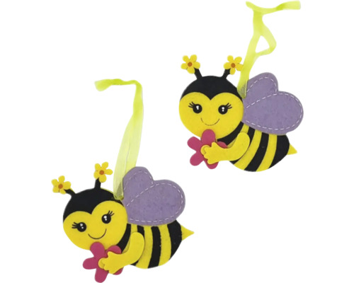 Dva dekoratívne včelie prívesky s kvetmi v rukách a slučkami na zavesenie.