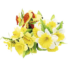 Kytica žltých a bielych narcisov so zelenými listami