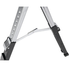 Detailný pohľad na hliníkovú pracovnú plošinu s oceľovou vzperou