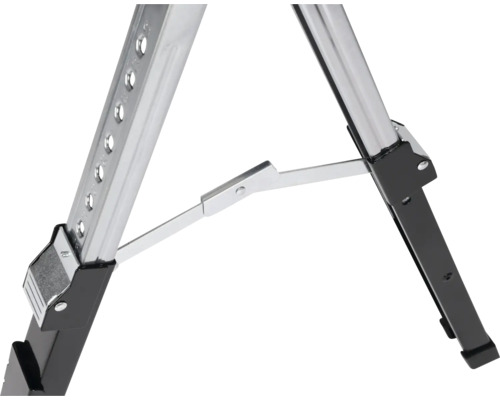 Detailný pohľad na hliníkovú pracovnú plošinu s oceľovou vzperou