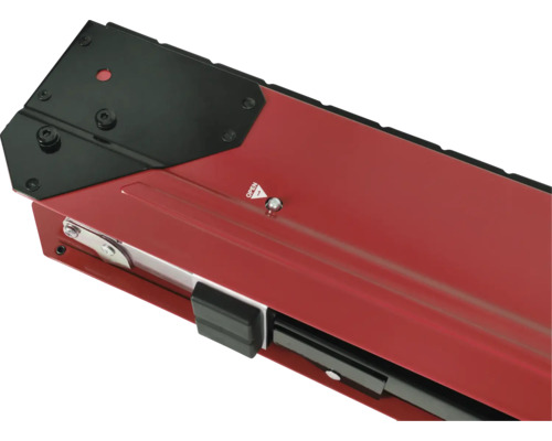 Detailný pohľad na červený držiak okenného parapetu s čiernym krytom a upevňovacími prvkami