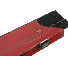 Detailný pohľad na rezačku dlaždíc s červenou základňou a čiernym prvkom