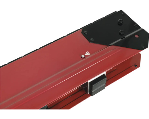 Detailný pohľad na rezačku dlaždíc s červenou základňou a čiernym prvkom