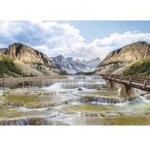 Krajina s horami, vodopádmi a mostom