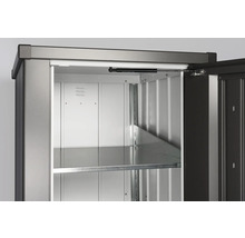 Vnútorný pohľad na kovový záhradný domček s policami