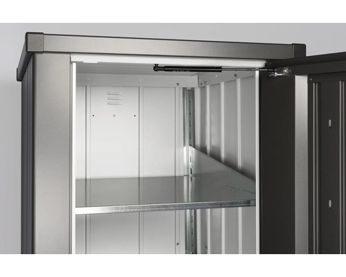 Vnútorný pohľad na kovový záhradný domček s policami