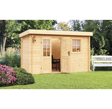 Drevený záhradný domček s dvojkrídlovými dverami a oknami v záhrade