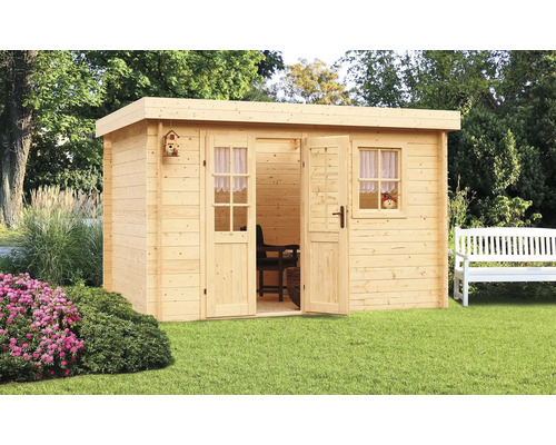 Drevený záhradný domček s dvojkrídlovými dverami a oknami v záhrade