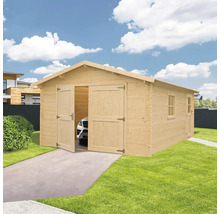 Drevená garáž s otvorenými dverami a autom vnútri v záhrade