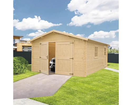 Drevená garáž s otvorenými dverami a autom vnútri v záhrade