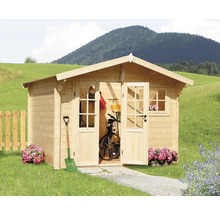 Drevený záhradný domček s otvorenými dverami, trávnik v pozadí