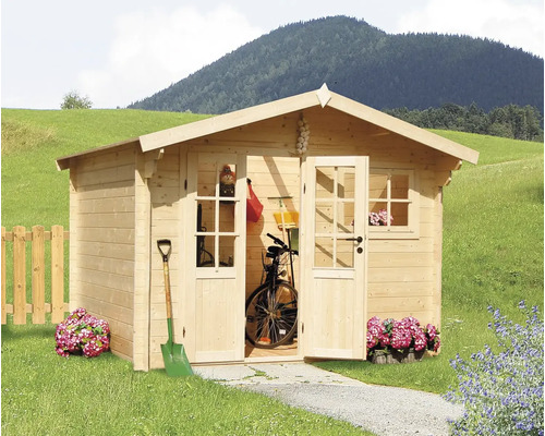 Drevený záhradný domček s otvorenými dverami, trávnik v pozadí