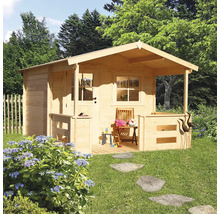 Drevený domček na hranie s verandou v záhrade