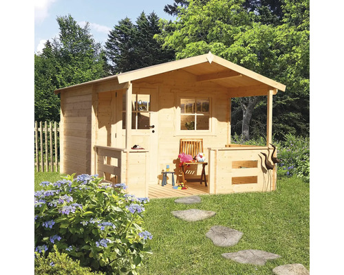 Drevený domček na hranie s verandou v záhrade