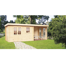 Záhradná scéna s dreveným záhradným domčekom s terasou, oknami a dvojkrídlovými dverami na trávniku