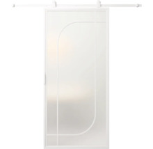 Sklenené posuvné dvere s bielym rámom a kovaním