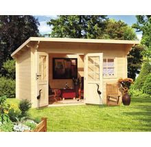 Záhrada s dreveným záhradným domčekom s otvorenými dvojkrídlovými dverami, oknom, záhradným nábytkom a dekoráciou