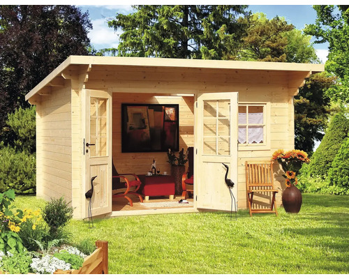 Záhrada s dreveným záhradným domčekom s otvorenými dvojkrídlovými dverami, oknom, záhradným nábytkom a dekoráciou